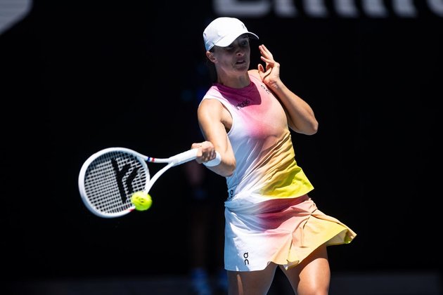 Iga Swiatek routs Emma Raducanu in Australian Open's 3rd round